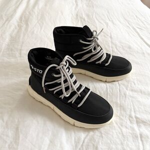 Women’s STQ brand snow boots size 7 NWOT